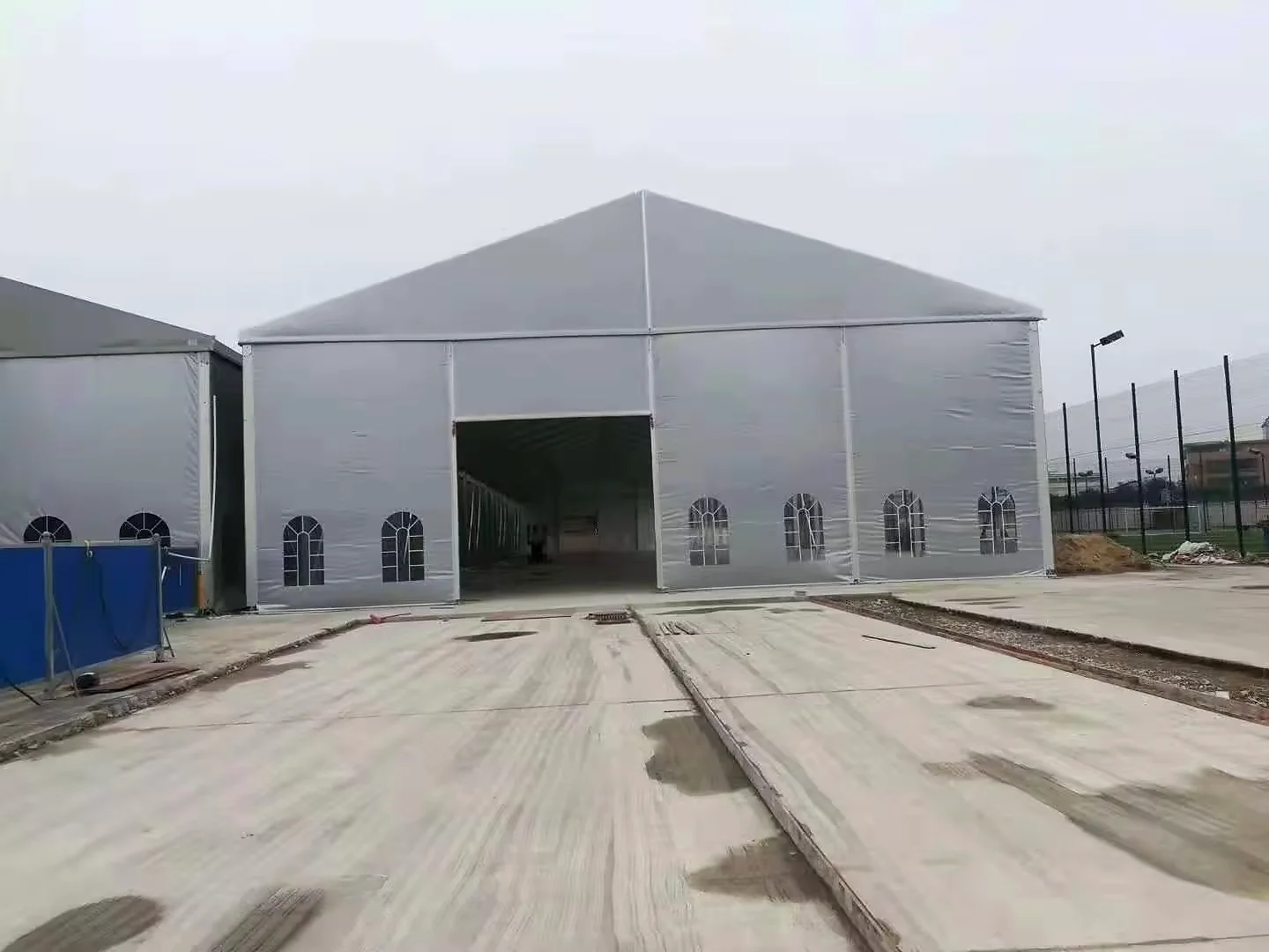 Temporary mining warehouse with a large equipment entrance